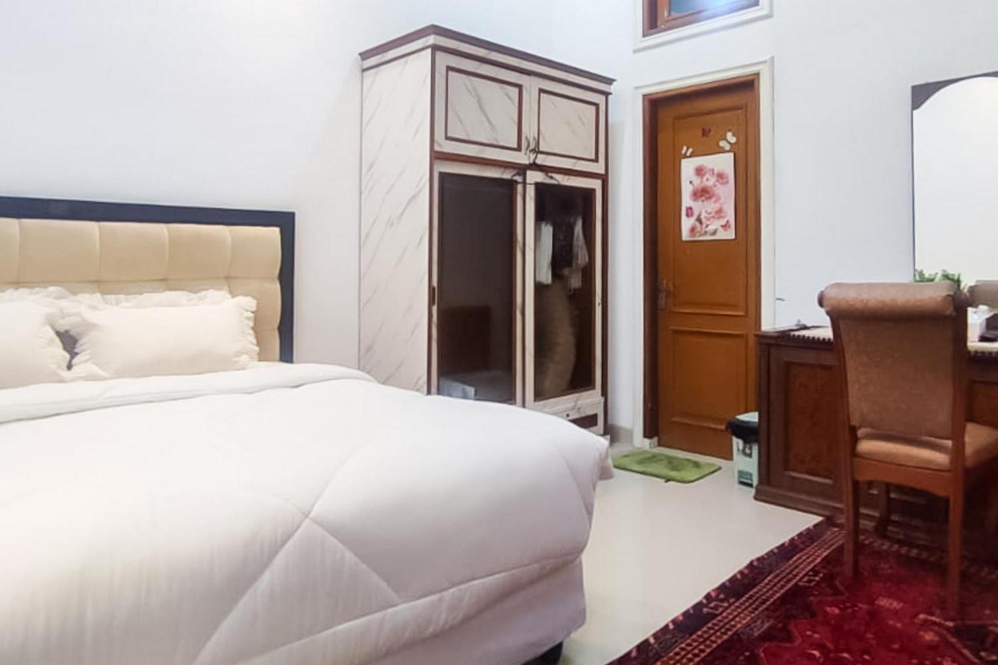 Reddoorz Syariah At Chilla Guest House Padang Exterior photo